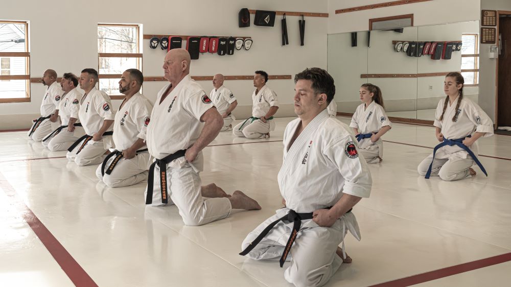 Kanreikai Karate of Connecticut - Karate Martial Arts - Dentro de la escuela de Karate con estudiantes